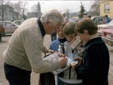 Jupp Derwall gibt Autogramme.jpg